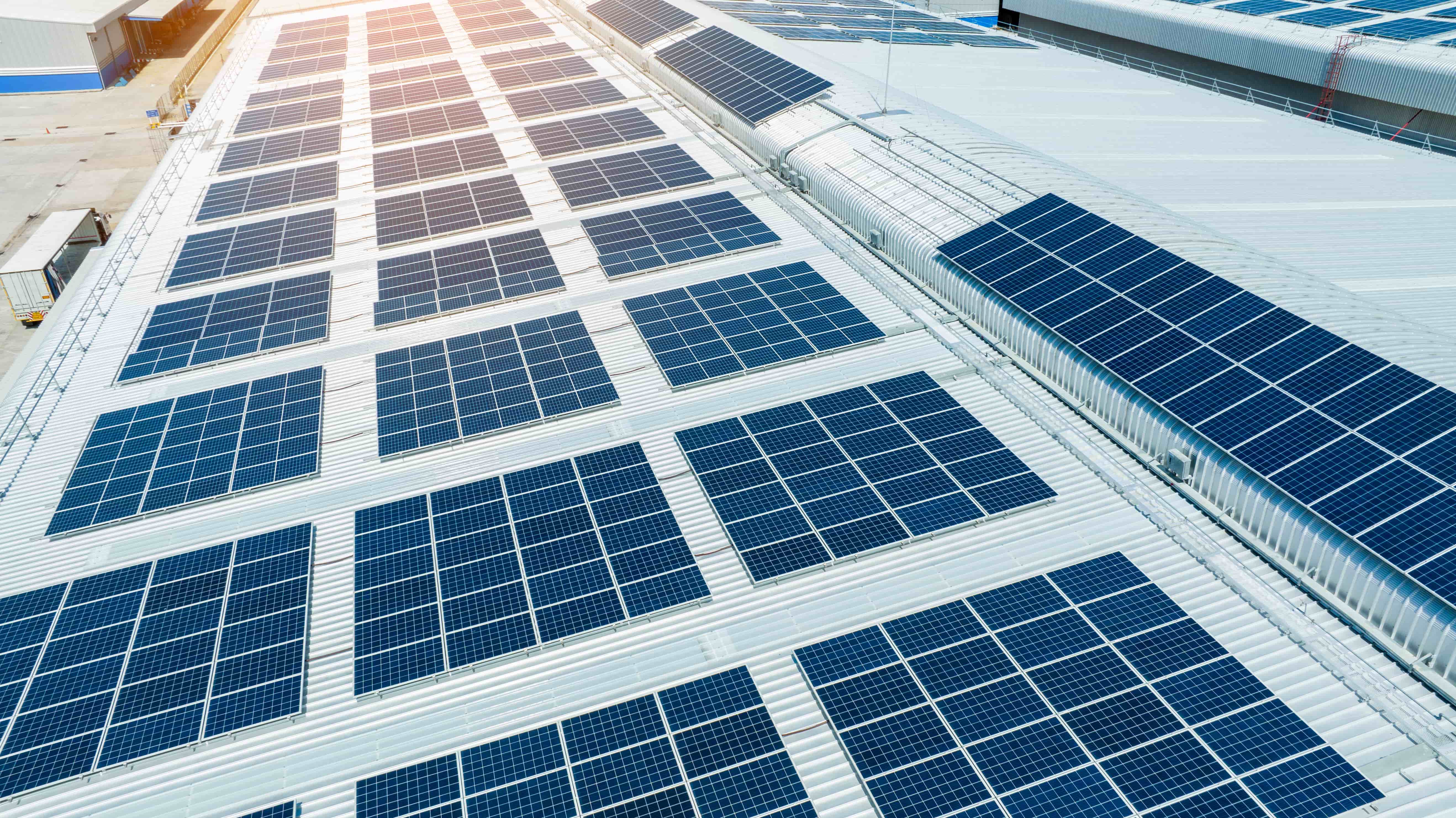 工場の上の太陽光発電設備の写真