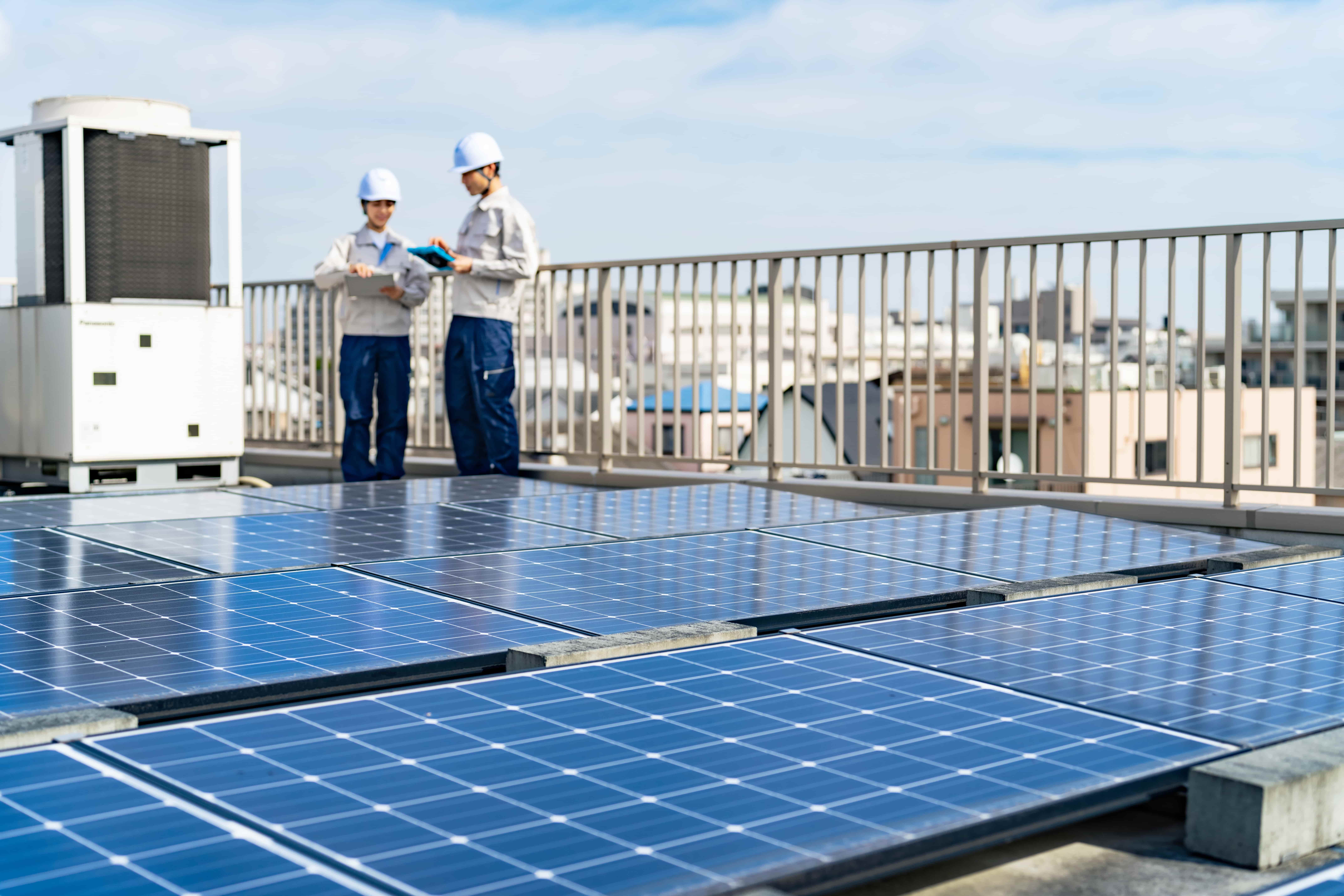ビルの上の太陽光発電設備の写真